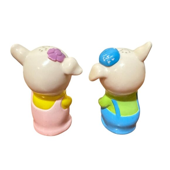 VTG KITSCHY PIGS SALT & PEPPER SHAKERS PLASTIC ANTHROPOMORPHIC RETRO PIGLETS - Picture 4 of 5